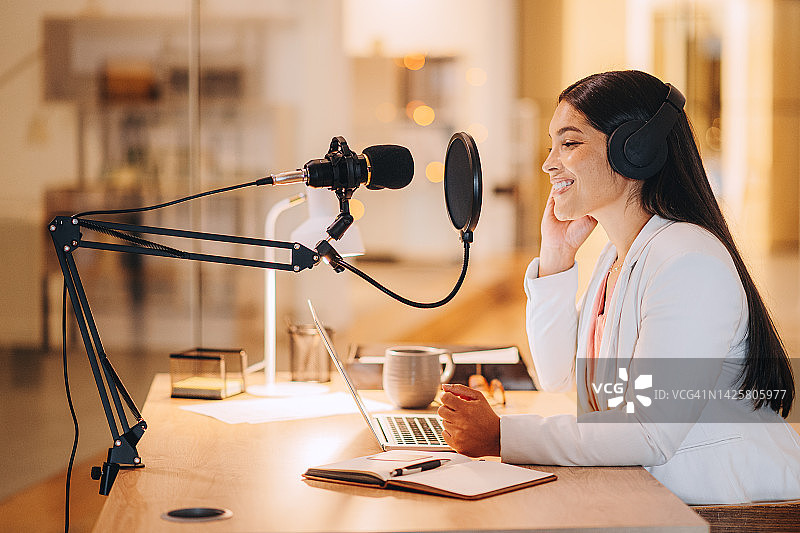 播客：播音员在录音棚录制在线音频采访，与听众互动。网红主播通过流媒体App在互联网上发表观点、辩论和公众思想图片素材