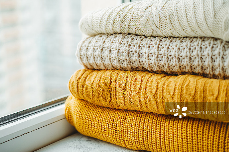 放在窗台上的针织毛衣图片素材