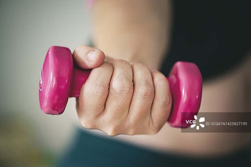 女人手持哑铃特写图片素材