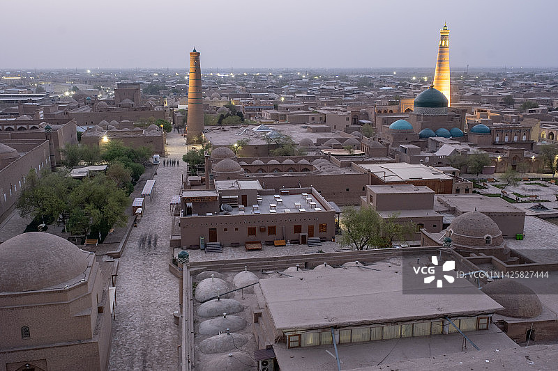 日出时分的古城希瓦鸟瞰，乌兹别克斯坦图片素材
