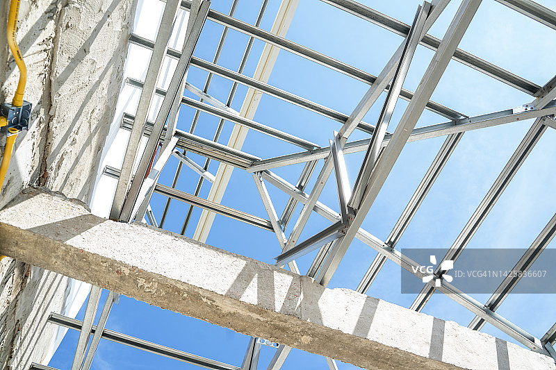 未完工房屋的屋顶框架结构图片素材
