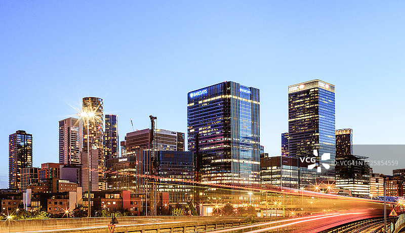 伦敦金丝雀码头天际线的鸟瞰图 - 黄昏图片素材