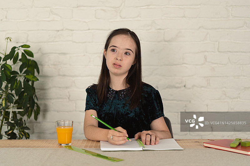 唐氏综合征少女写作业肖像图片素材