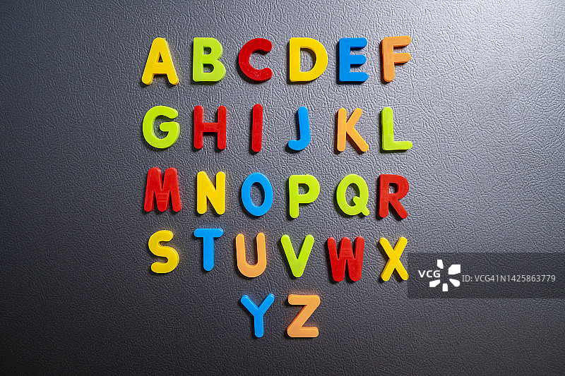 冰箱门上的磁性字母，儿童在家学习单词组合图片素材