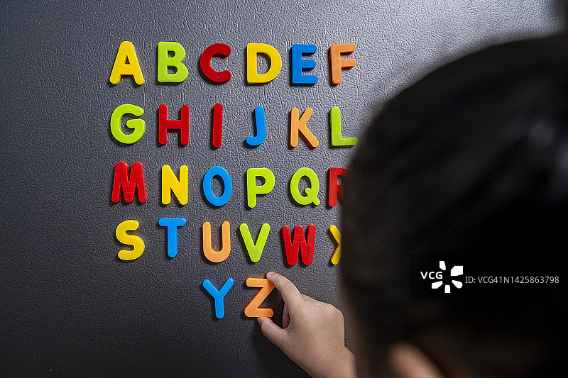 冰箱门上的磁性字母，儿童在家学习单词组合图片素材