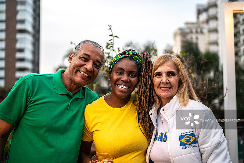 户外巴西队球迷肖像图片素材