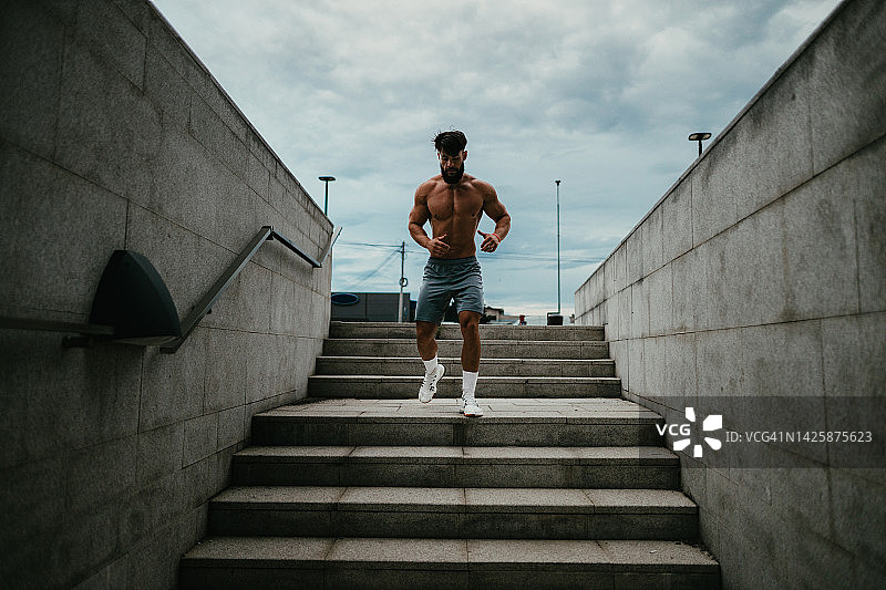 在城市公园锻炼和跑步的赤膊男子图片素材