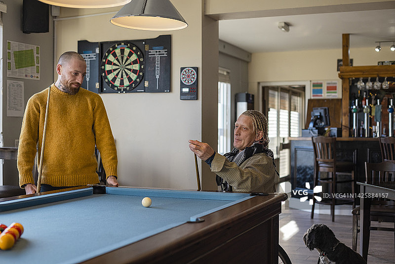 朋友们打台球图片素材