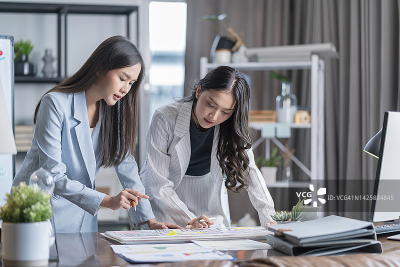亚洲女商人讨论项目图片素材