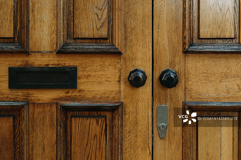 木门上的投信口和门把手图片素材