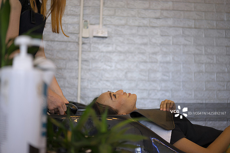 美容院的年轻商人图片素材