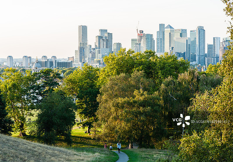从伦敦公园俯瞰金丝雀码头天际线图片素材