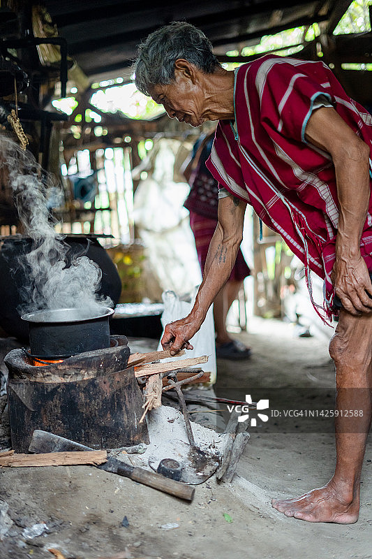 泰国清迈苗族老年农民烹饪图片素材