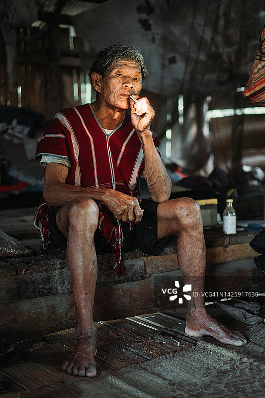在泰国清迈吸烟的苗族老人图片素材