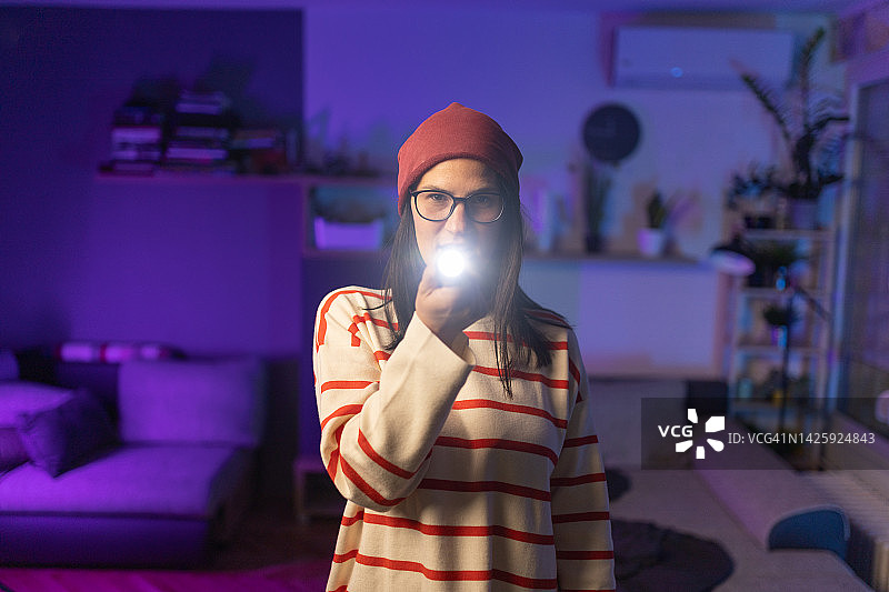 停电期间的女人图片素材