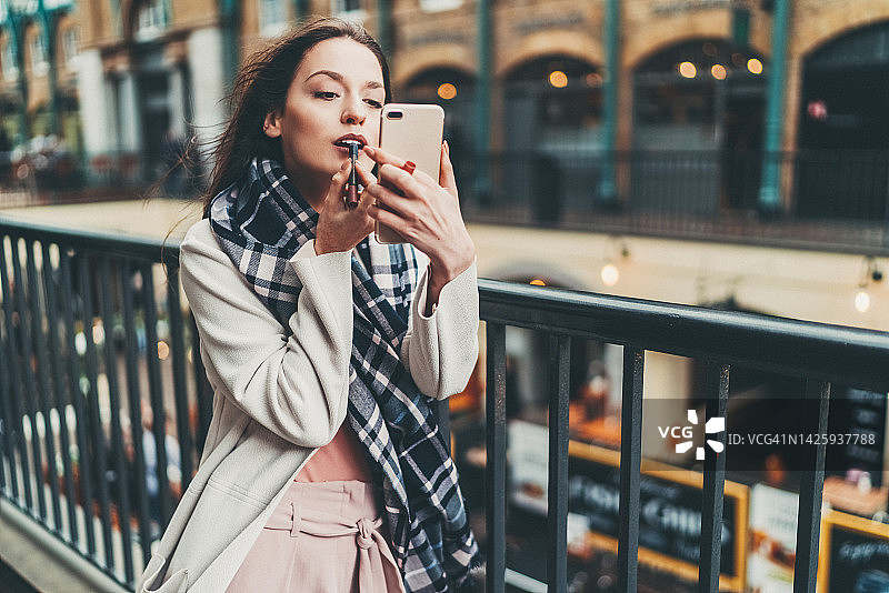 正在涂口红的女人图片素材