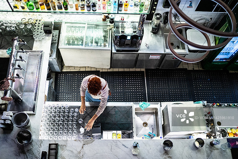 在酒吧工作的女调酒师图片素材