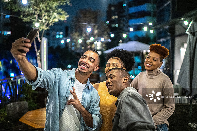 朋友们在夜晚自拍图片素材