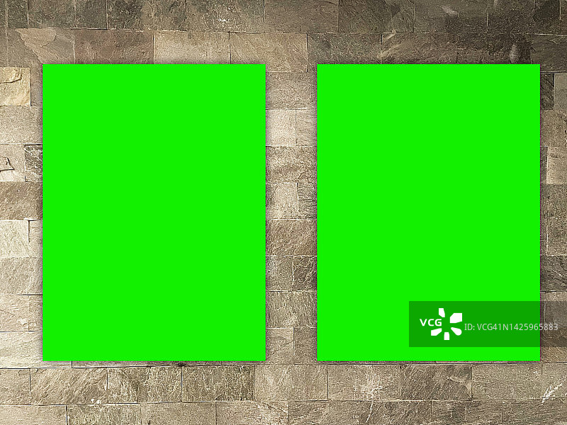 市中心环境中的两个大型机场信息绿色屏幕色键营销广告牌，针对走过的消费者、零售购物者、通勤者和游客进行广告宣传图片素材