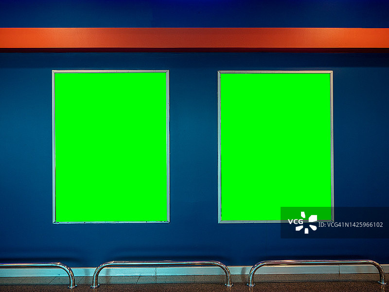 市中心购物中心、火车站或机场内，针对消费者的大型竖版机场信息绿屏广告牌图片素材