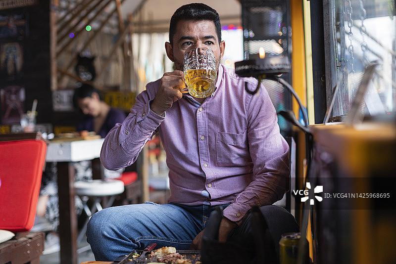 餐厅拉丁裔顾客喝啤酒图片素材