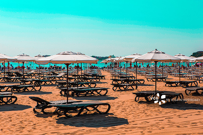 保加利亚阳光海滩上空旷的日光浴床图片素材