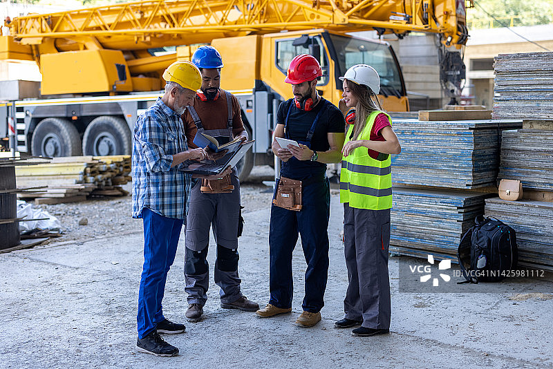 多元文化建筑工人团队在笔记本电脑上进行新项目图片素材