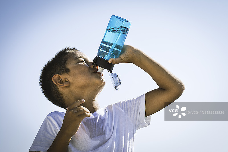 喝水的可爱男孩图片素材