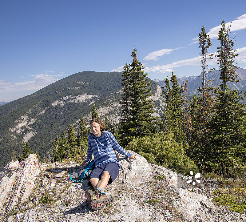 女徒步者与向导在森林上方山脊休息图片素材