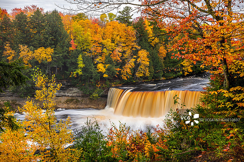 秋季的塔夸梅农瀑布图片素材