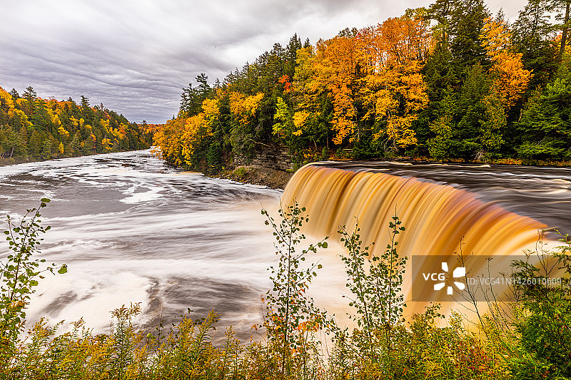 秋季的塔夸梅农瀑布图片素材
