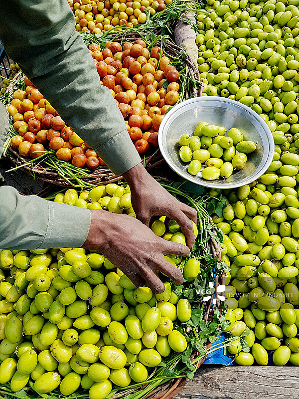 路边小贩出售成熟的枣，特写镜头图片素材