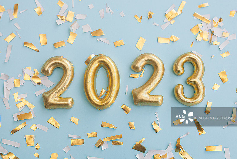 2023新年数字：金色数字和蓝色背景上的五彩纸屑图片素材