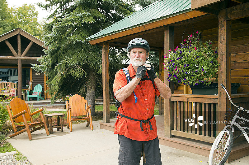 秋季年长者山地自行车探险图片素材