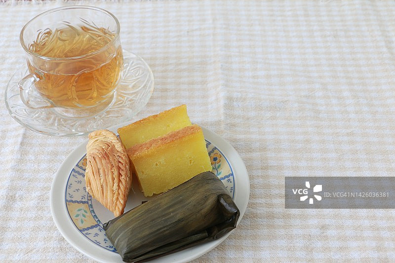 木薯糕、咖喱角和香蕉蒸糕图片素材