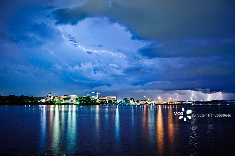 加拿大新不伦瑞克省弗雷德里克顿市上空的闪电图片素材