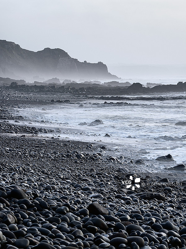英格兰康沃尔郡桑迪茅斯湾海滩上雾蒙蒙的冬日图片素材