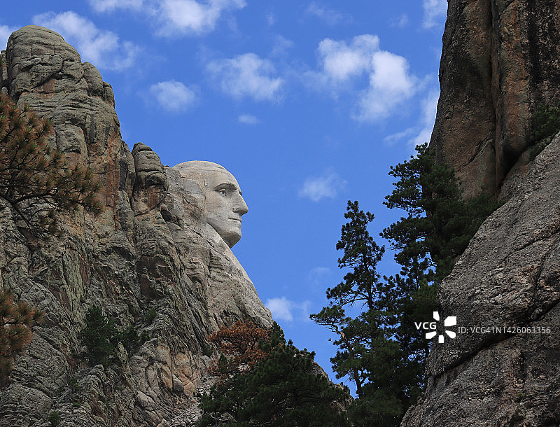 拉什莫尔山上乔治·华盛顿总统雕像图片素材