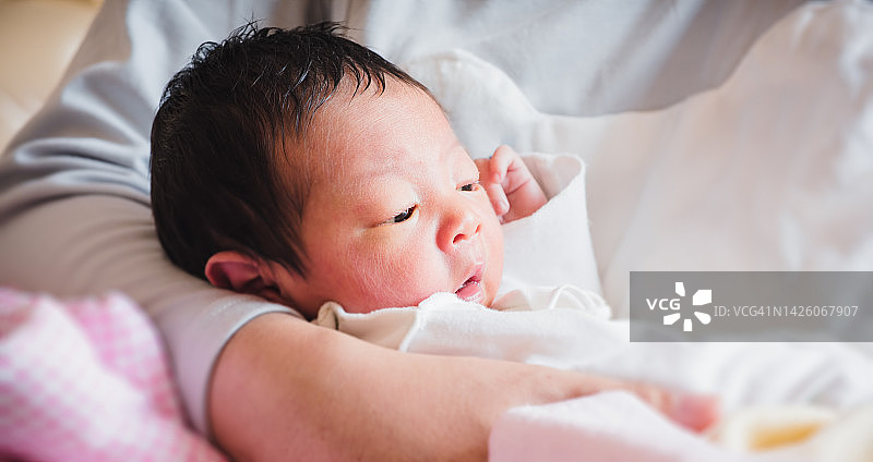 婴儿在妈妈的怀里图片素材