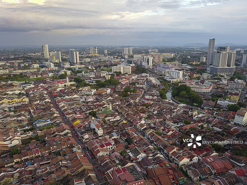 日出后的马六甲市航拍图片素材