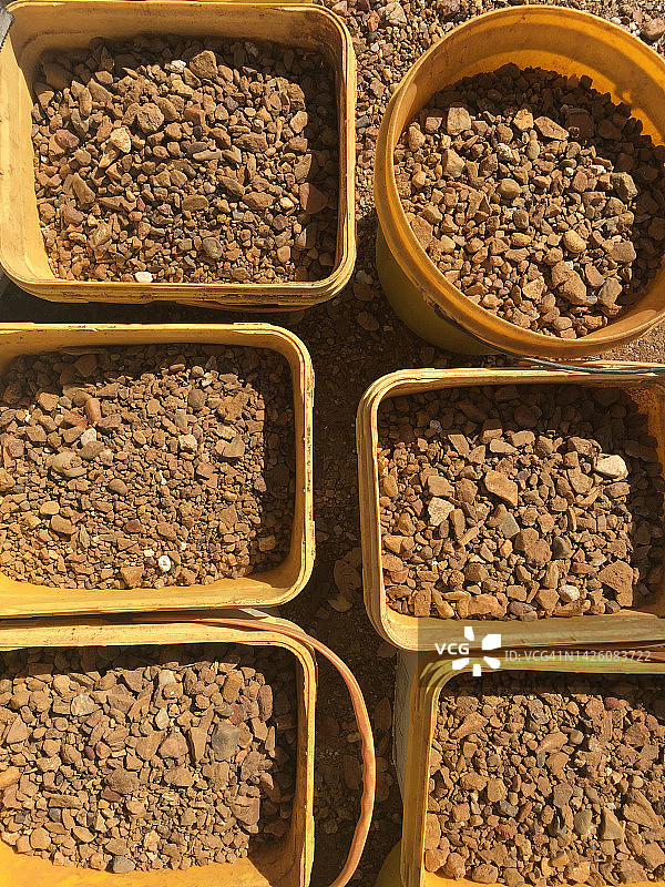 塑料桶中的蓝宝石砾石图片素材