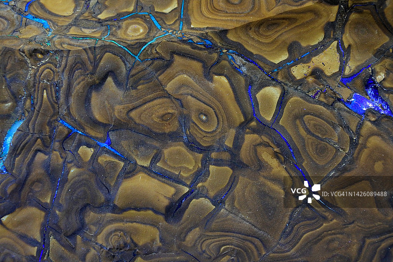 岩石中的蓝色蛋白石图片素材