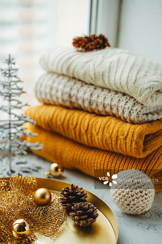 松果、圣诞玩具和针织毛衣旁的树木图片素材