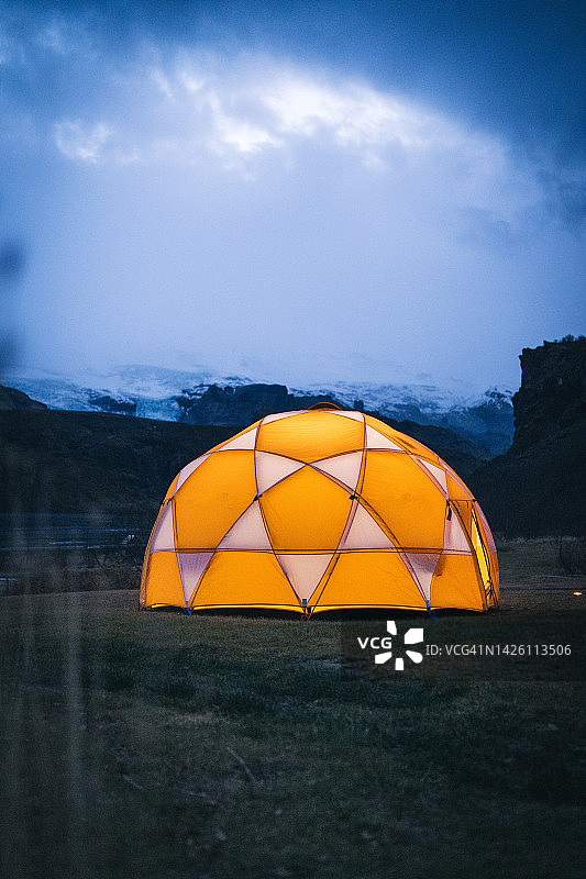 山中照明的穹顶帐篷图片素材