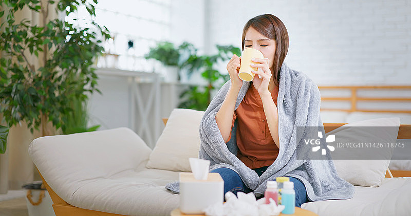 正在喝热饮的女人图片素材