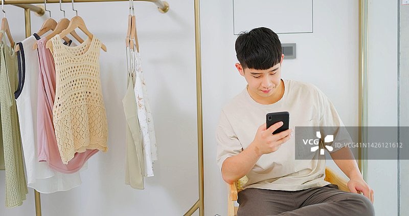 男友在外面疲惫地等待图片素材