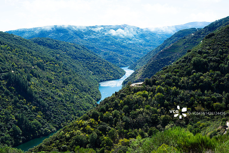 西班牙加利西亚里贝拉萨克拉的葡萄园和锡尔河航拍图片素材