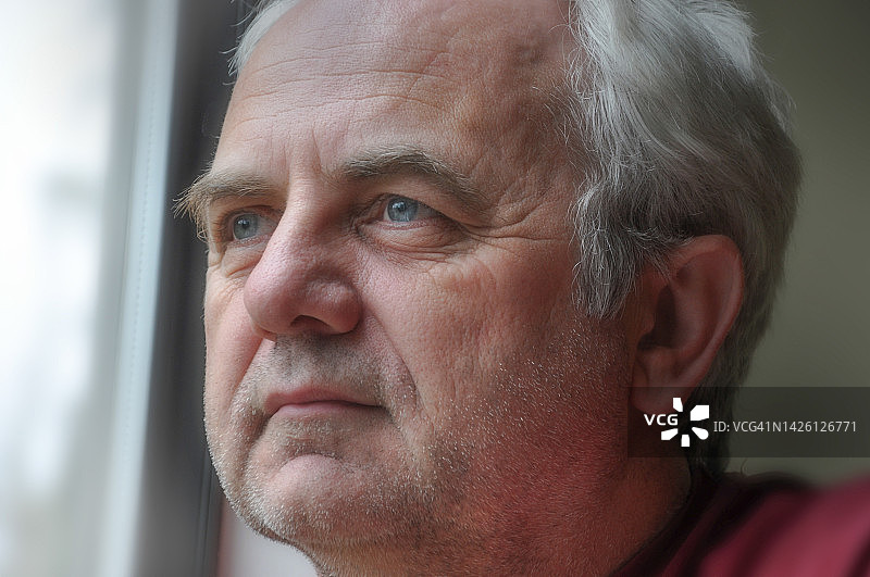 望着窗外的灰发老人特写图片素材