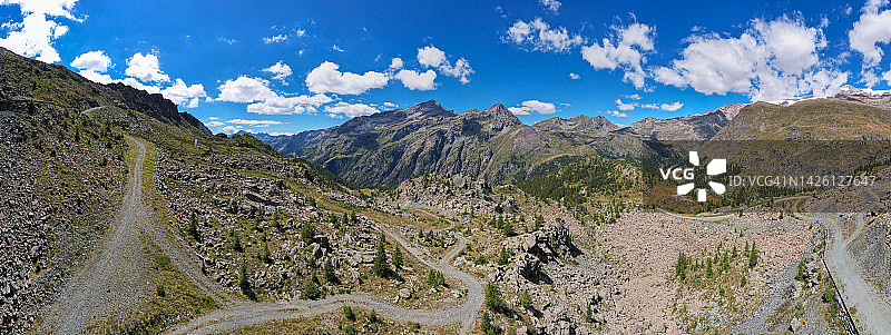 意大利奥斯塔山谷格雷索内-圣让阿尔卑斯山徒步旅行的人群航拍图片素材