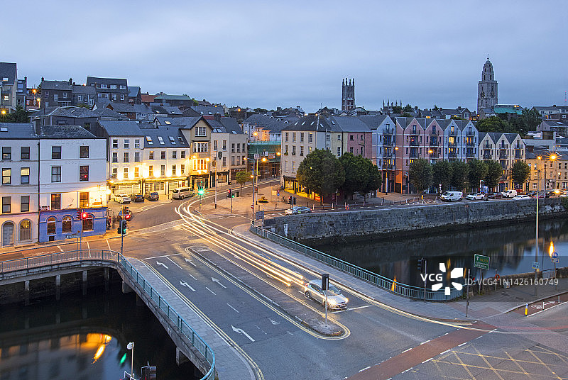 科克市在黄昏时分的空中鸟瞰图图片素材